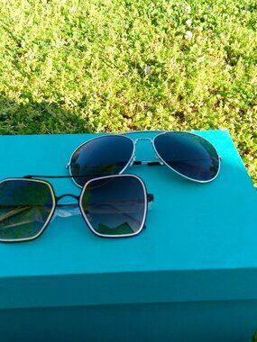 2 PR OF SUNGLASSES NEW IN PK HB